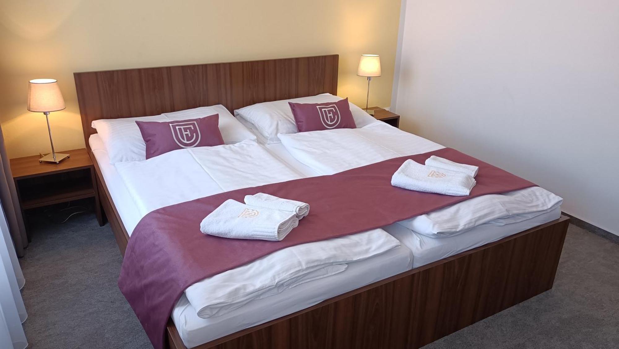 Hotel Eminent Stupava Esterno foto