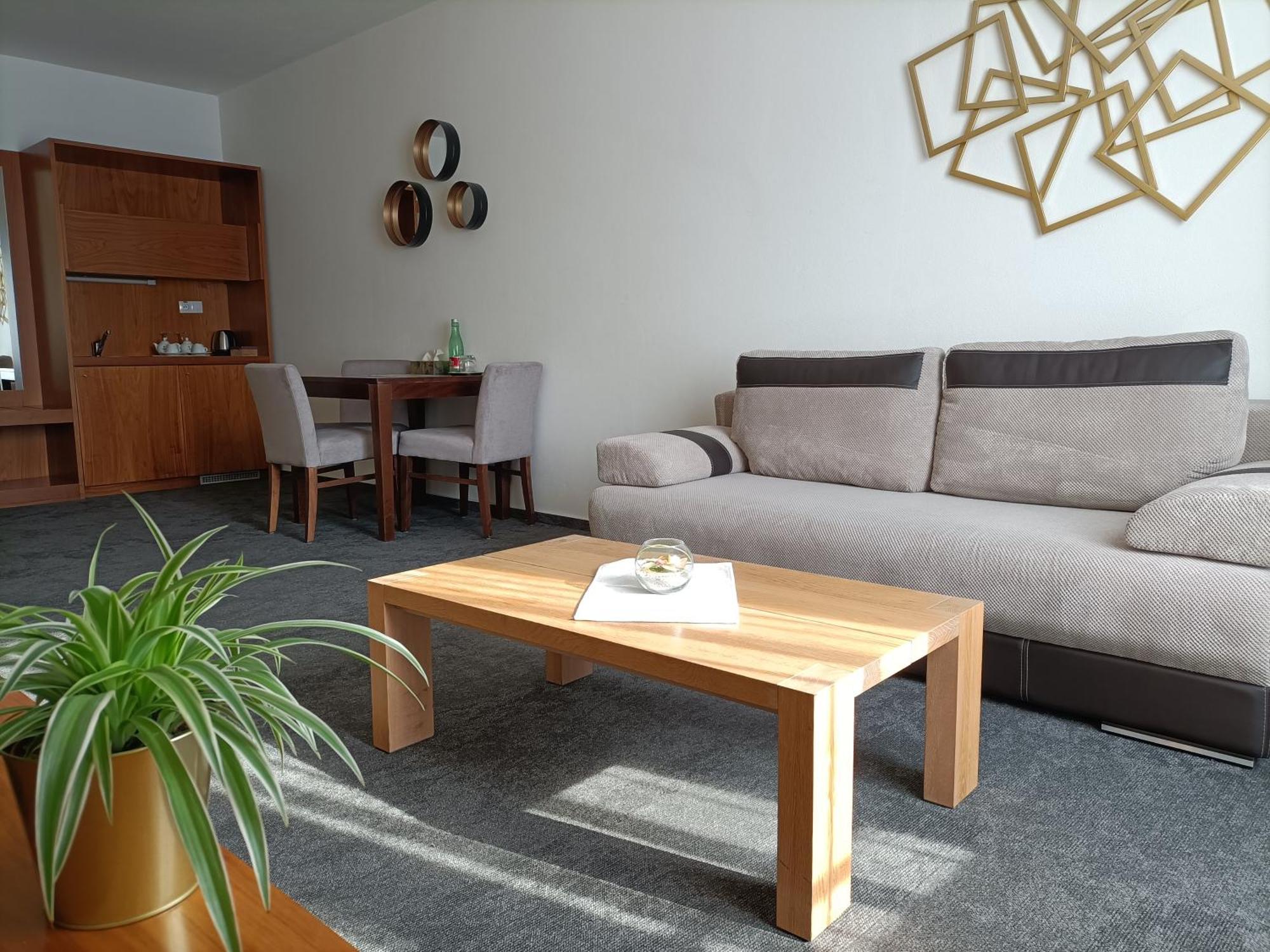 Hotel Eminent Stupava Esterno foto
