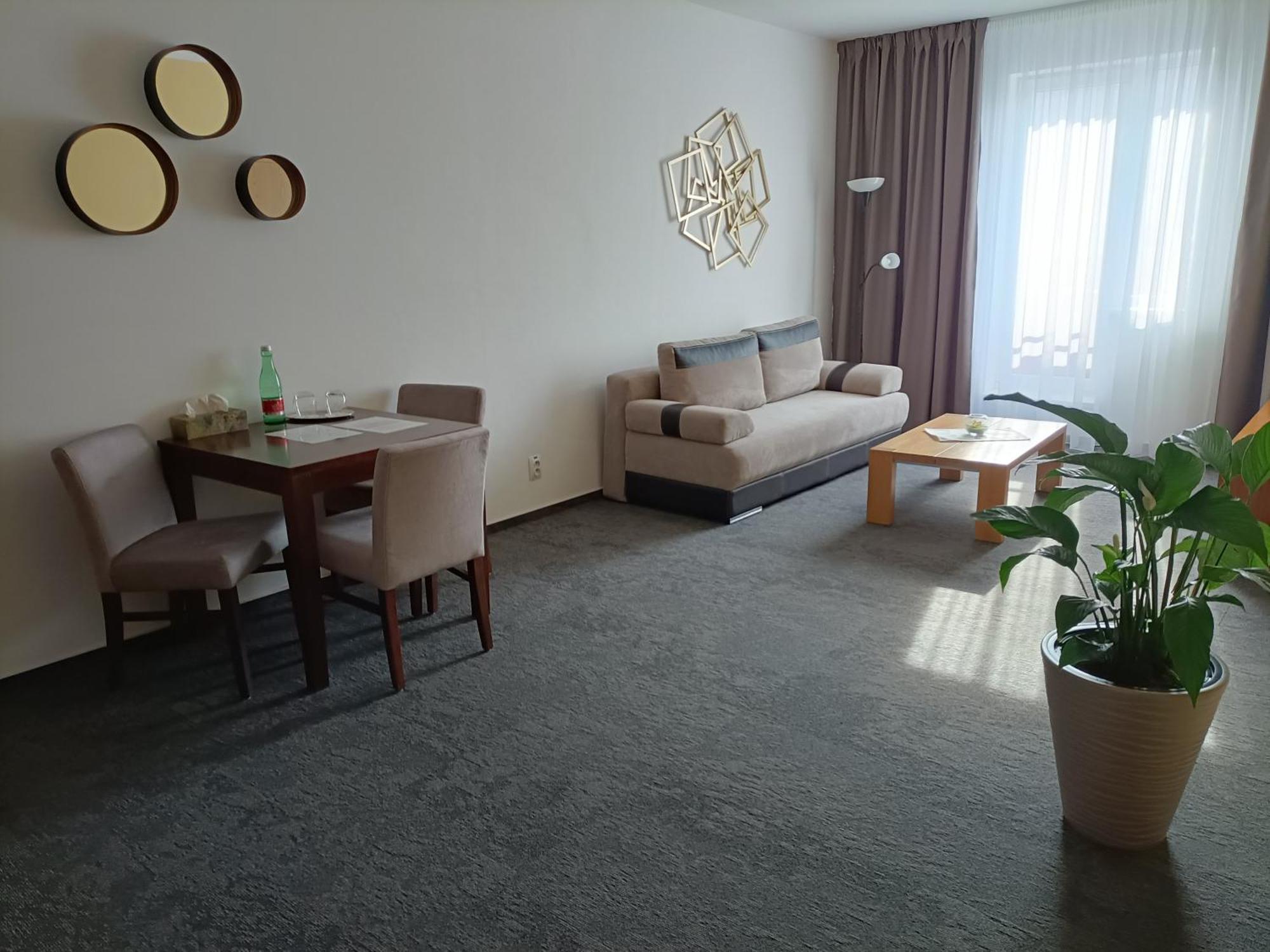 Hotel Eminent Stupava Esterno foto