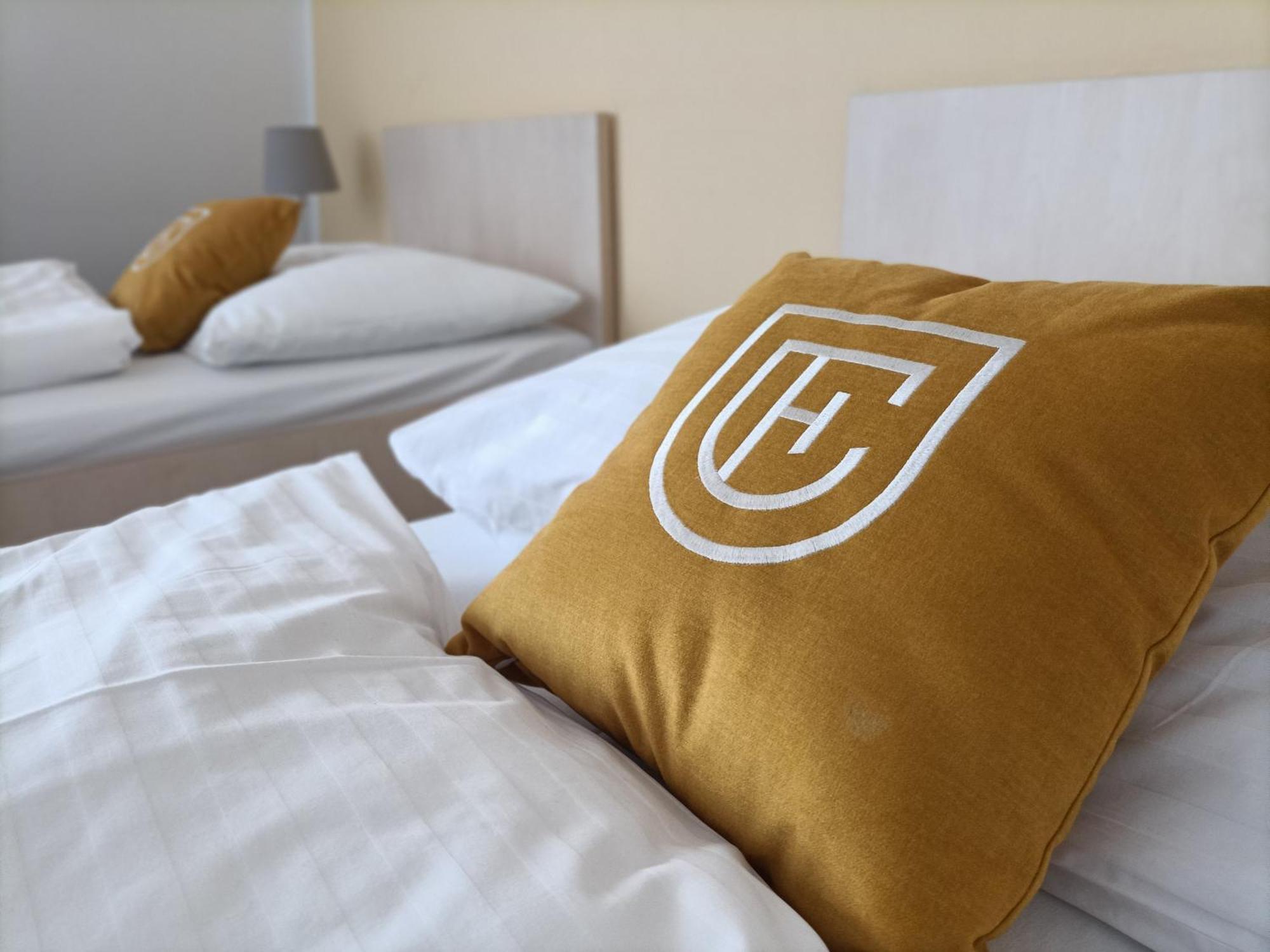 Hotel Eminent Stupava Esterno foto