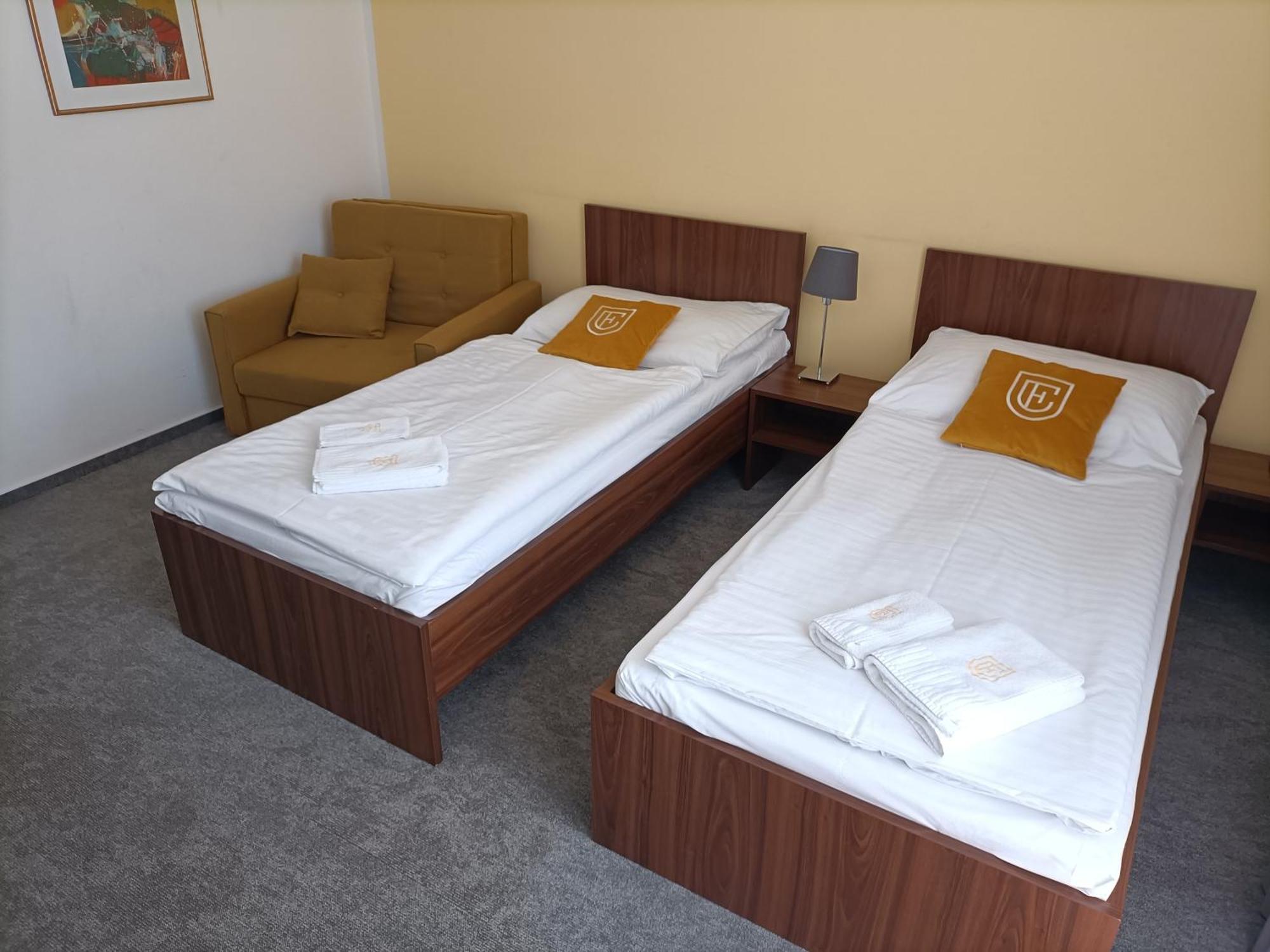 Hotel Eminent Stupava Esterno foto