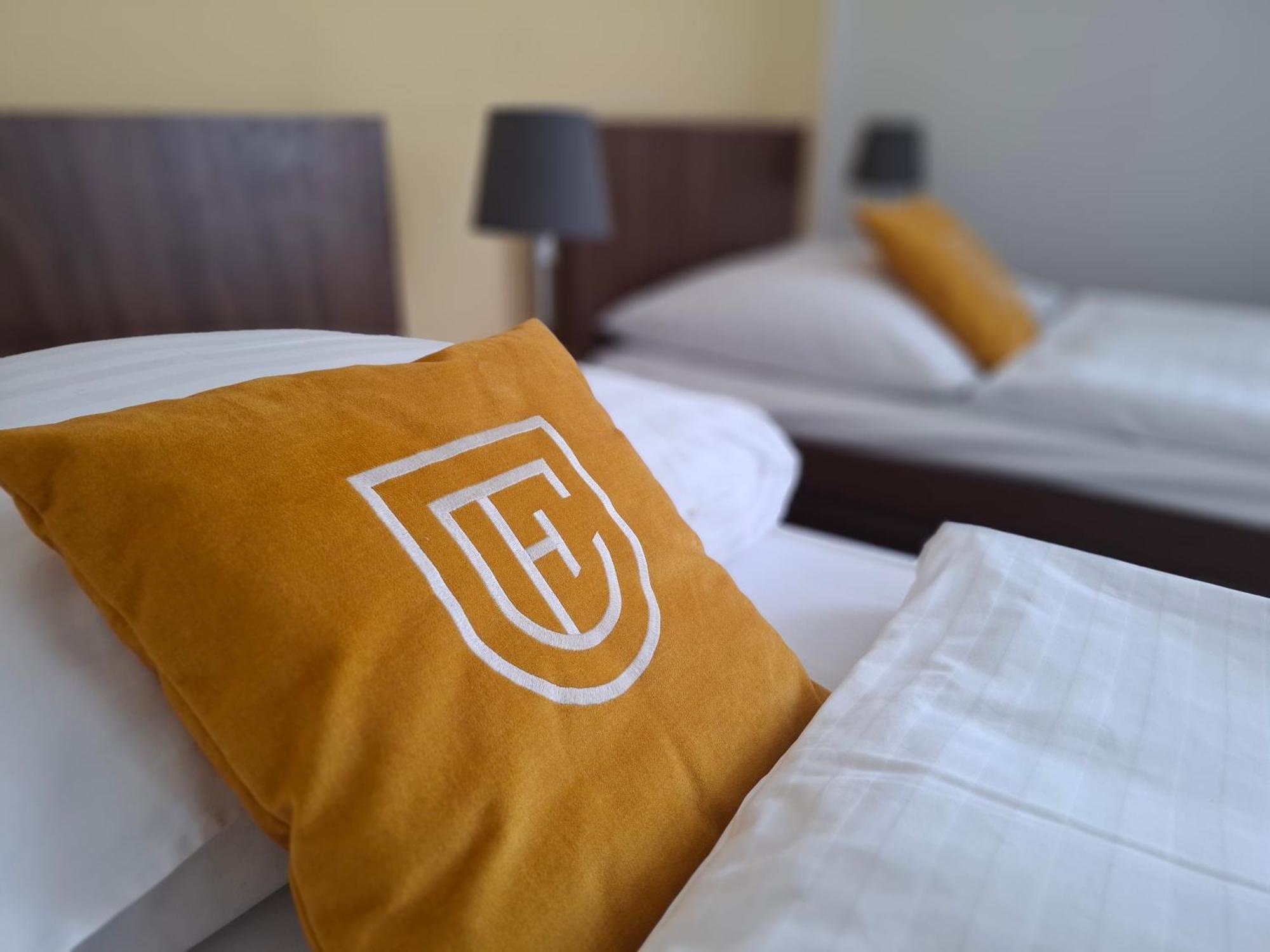 Hotel Eminent Stupava Esterno foto