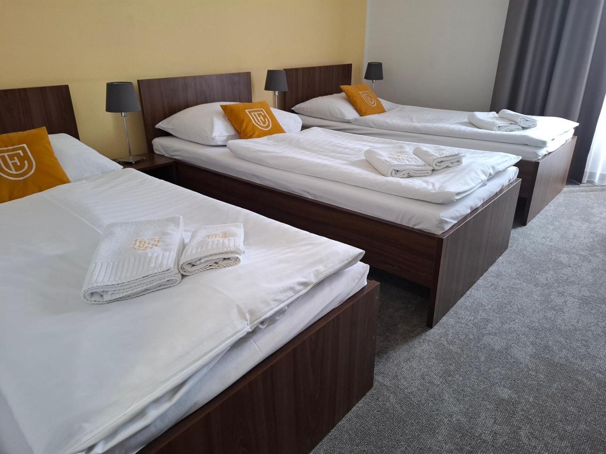 Hotel Eminent Stupava Esterno foto
