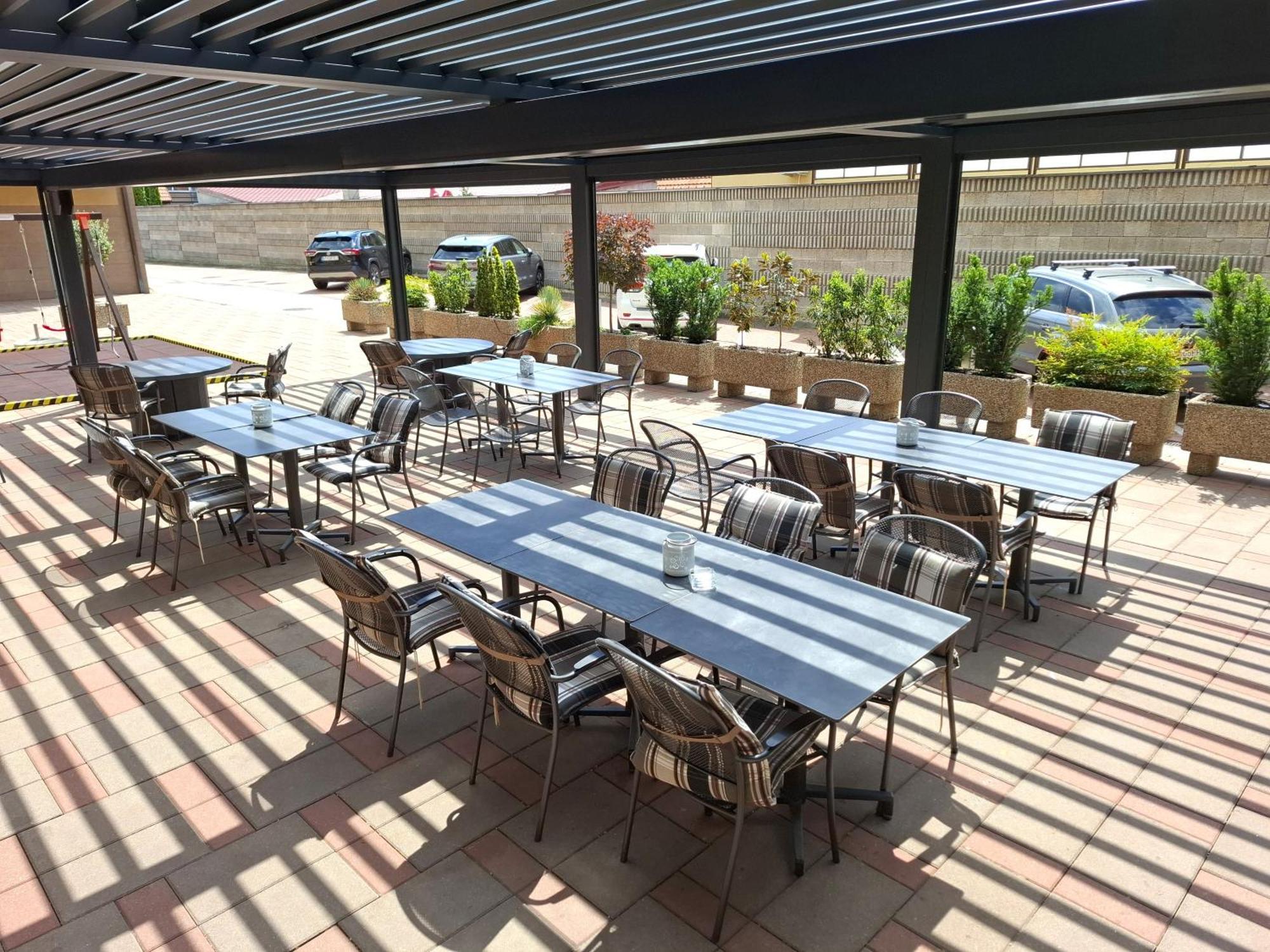 Hotel Eminent Stupava Esterno foto